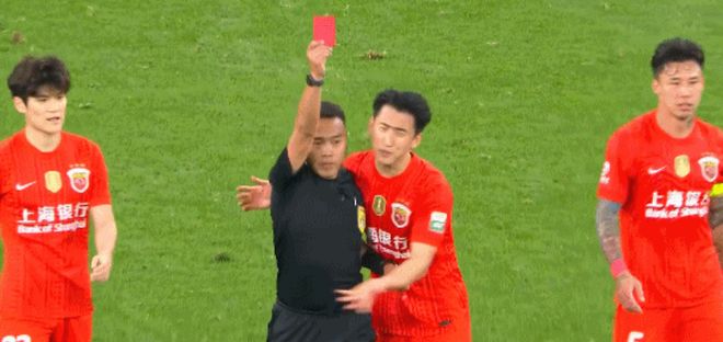 中超赛场突发争议事件！海港队外援疑似故意暴力犯规引发激烈冲突，裁判出示红牌，或将面临中国足协进一步调查与追加处罚